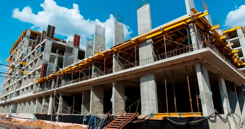 Canteiro de obras de um edifício residencial em fase de estrutura