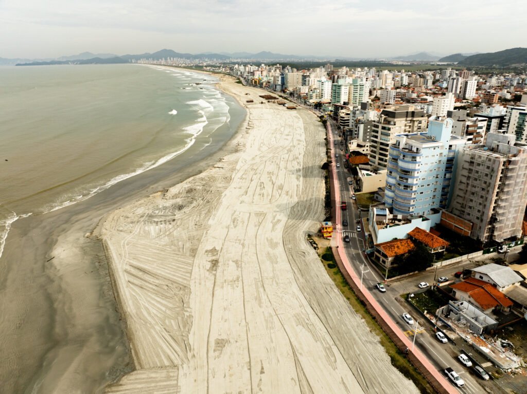 Faixa de areia de 70 metros na orla do Gravatá em Navegantes