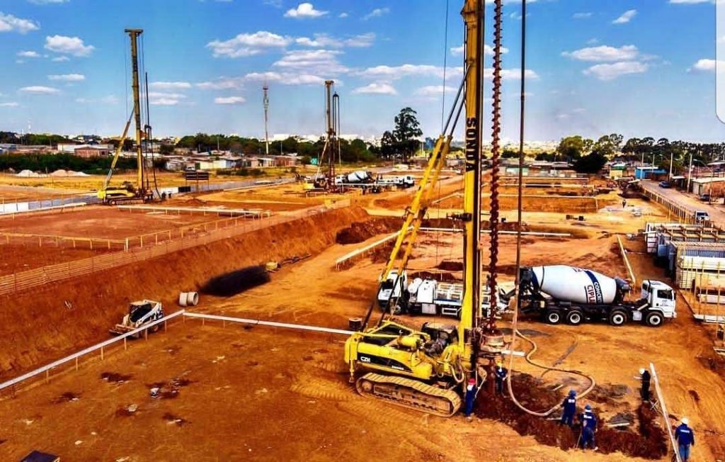 Execução de fundação profunda em obra residencial