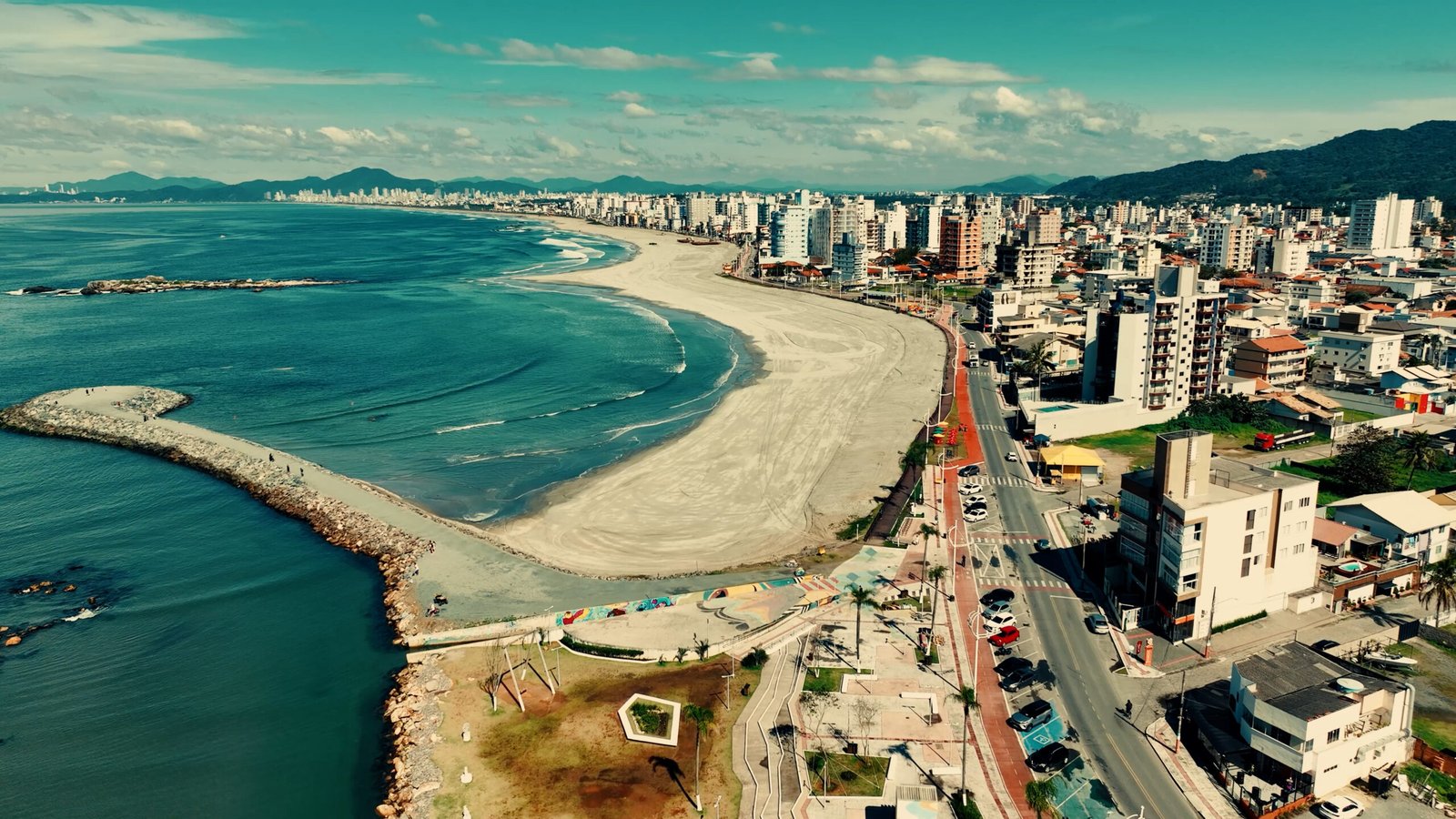 Nova faixa de areia da Praia do Gravatá, em Navegantes, após a obra de alargamento