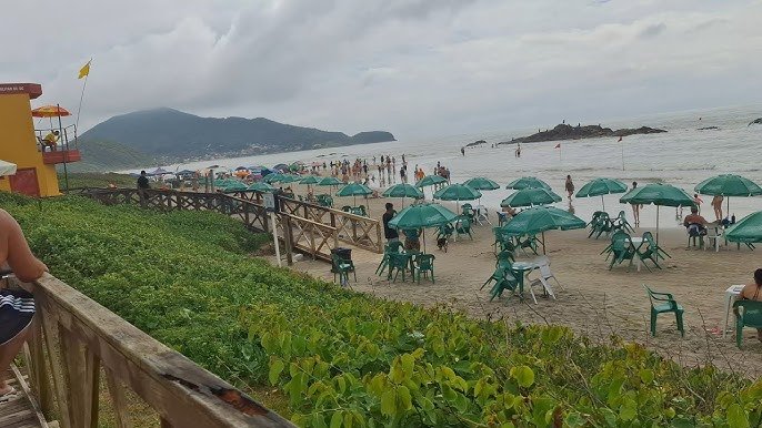 Moradores na orla do Gravatá em Navegantes