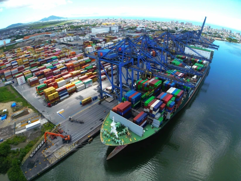 Vista aérea do terminal da Portonave, o porto de Navegantes, às margens do rio Itajaí-Açu