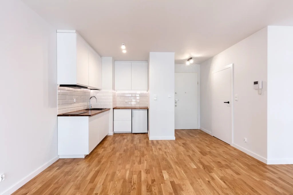 Verificação de acabamento em apartamento recém-entregue
