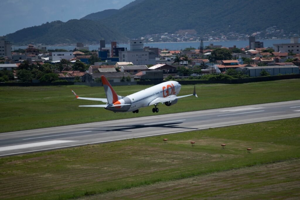 Aeronave em operação na pista do aeroporto de Navegantes