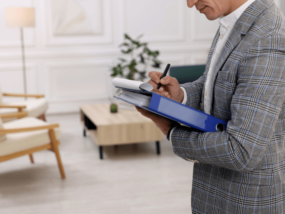 Vistoria de apartamento novo com checklist em mãos antes da entrega das chaves